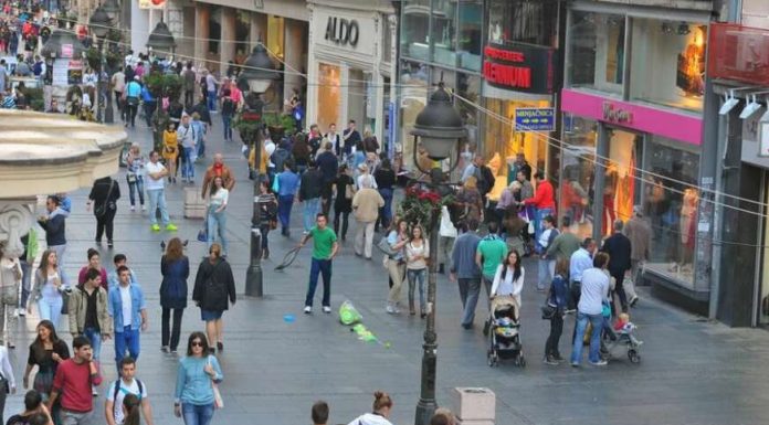 ONA JE OSVOJILA BEOGRAD SVOJOM ELEGANCIJOM: Upoznajte gospođu sa nevjerovatnim stajlingom!