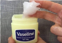 NAMAZALA JE UHO VAZELINOM I SAČEKALA PAR MINUTA: Kad vidite rezultat, iste minute ćete uraditi isto