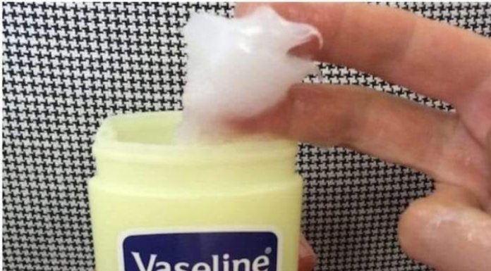 NAMAZALA JE UHO VAZELINOM I SAČEKALA PAR MINUTA: Kad vidite rezultat, iste minute ćete uraditi isto