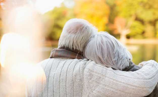 JEDNU OŽENIO, S DRUGOM IMA DETE, A TREĆA MU BILA TAJNA VEZA: Ko pobeđuje u borbi za porodičnu penziju nakon smrti osiguranika?