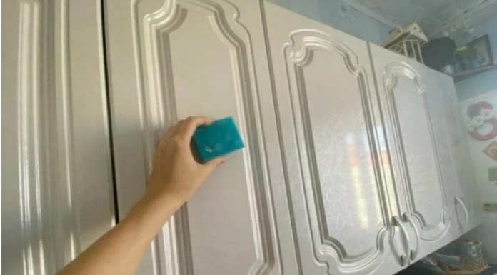 Ljepljiva masnoća i nečistoće trenutno nestaju – Kuhinjski ormarići ponovo blistaju: nanesem i obrišem – to je to!