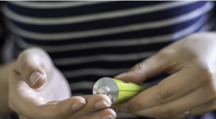 Ova jeftina mast iz apoteke zamjenjuje i najskuplju kremu: Izglađuje i pegla bore