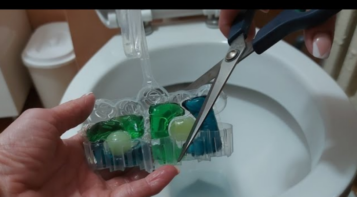 Izbjegavam kupovati skupe WC kuglice i gelove tijekom cijele godine: Imam savršen trik za održavanje vaše WC školjke sjajnom i blistavom do 70 dana