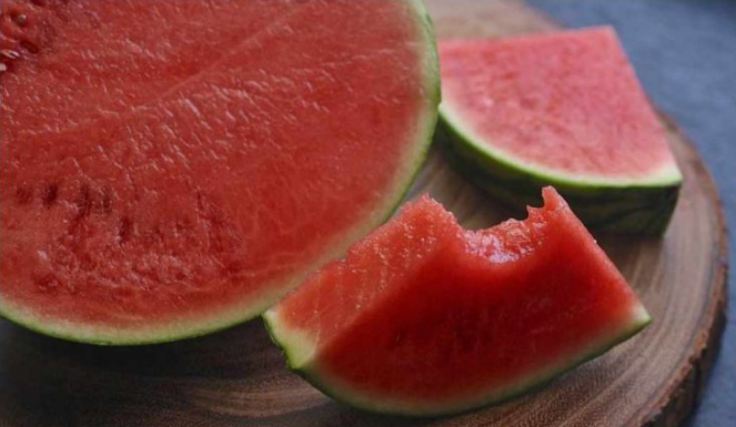 KUCAJTE JE DO SUTRA, OVE TRIKOVE VAM NEĆE REĆI NA PIJACI! Znate li kako da izaberete SLATKU lubenicu