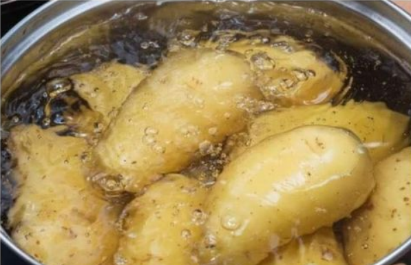 NE BACAJTE VODU U KOJOJ SE KUHA KROMPIR, SUHO JE ZLATO ZA ZDRAVLJE: Ublažava tegobu koju ima skoro svaki čovjek