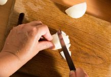 Više nikada nećete PUSTITI SUZU dok siječete luk: Probajte ovaj TRIK profesionalnih kuvara