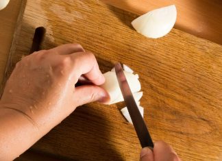 Više nikada nećete PUSTITI SUZU dok siječete luk: Probajte ovaj TRIK profesionalnih kuvara