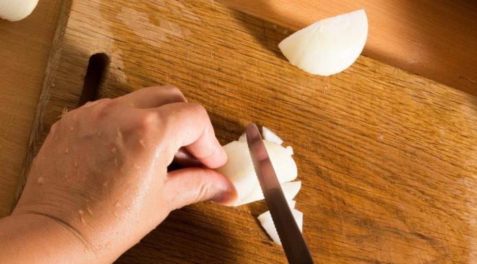 Više nikada nećete PUSTITI SUZU dok siječete luk: Probajte ovaj TRIK profesionalnih kuvara