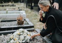 Svi Srbi to rade, a veruje se da donosi ukućanima veliku nesreću: U kovčeg pokojnika 1 stvar nikako ne smete stavljati!