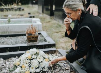 Svi Srbi to rade, a veruje se da donosi ukućanima veliku nesreću: U kovčeg pokojnika 1 stvar nikako ne smete stavljati!