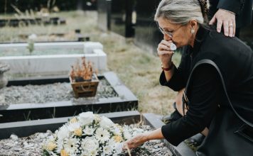Svi Srbi to rade, a veruje se da donosi ukućanima veliku nesreću: U kovčeg pokojnika 1 stvar nikako ne smete stavljati!