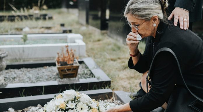 Svi Srbi to rade, a veruje se da donosi ukućanima veliku nesreću: U kovčeg pokojnika 1 stvar nikako ne smete stavljati!