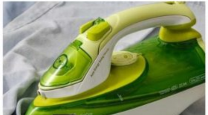 Očistite peglu bez muke i oštećenja: Neće se više lijepiti i uništavati vašu odjeću