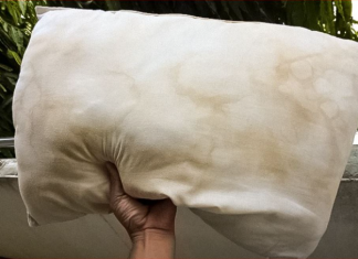 Otkrijte TRI učinkovite metode za uklanjanje tvrdokornih mrlja od znoja s jastuka i oprostite se od tih upornih žutih mrlja.