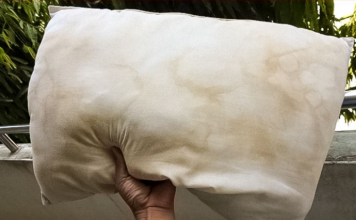 Otkrijte TRI učinkovite metode za uklanjanje tvrdokornih mrlja od znoja s jastuka i oprostite se od tih upornih žutih mrlja.