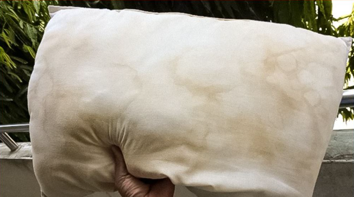 Otkrijte TRI učinkovite metode za uklanjanje tvrdokornih mrlja od znoja s jastuka i oprostite se od tih upornih žutih mrlja.