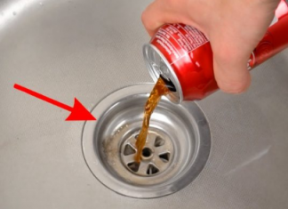 Vodoinstalater mi je savjetovao da sipam kolu u sudoper: Tajni trik koji će pomoći ODMAH!