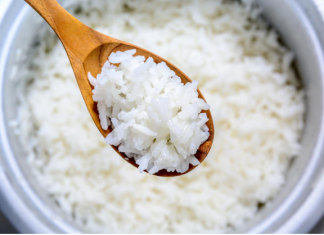 Više ne kuvam pirinač u vodi, ovo je savršeno: Jedan trik kuvara i nikada niste jeli bolji prilog – PREPORUČITE SVIMA!