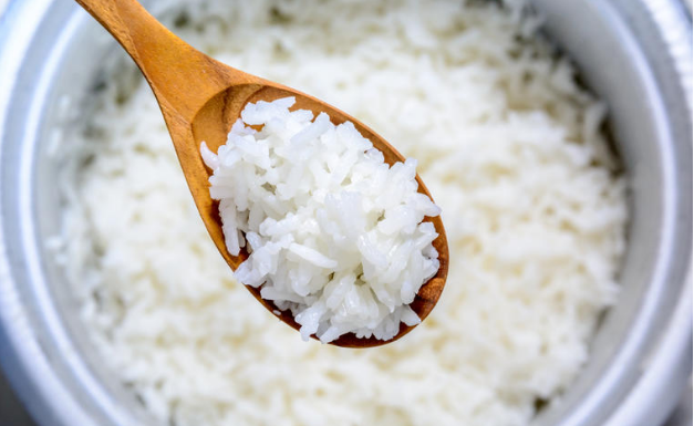 Više ne kuvam pirinač u vodi, ovo je savršeno: Jedan trik kuvara i nikada niste jeli bolji prilog – PREPORUČITE SVIMA!