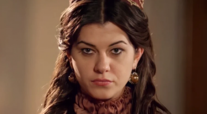 OVA POZNATA TURSKA GLUMICA JE JUGOSLOVENKA I TEČNO GOVORI SRPSKI: Živa je vatra u 43-oj, druži se s našom ČUVENOM PEVAČICOM