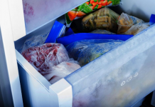 AKO VAM SE U ZAMRZIVAČU NAKUPLJA LED UBACITE U NJEGA OVU NAMIRNICU: Domaćice se kunu, stavljaju je posle čišćenja