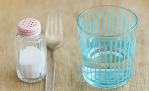 Čišćenje debelog crijeva slanom vodom: Izbacite sve otrove nakon zatvora i to u roku od 30 minuta!