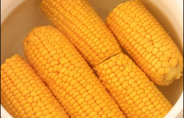Zlatni TRIK za NAJSOČNIJI i NAJMEKŠI kuhani kukuruz: Tajna je u dodavanju ova 2 SASTOJKA u vodu