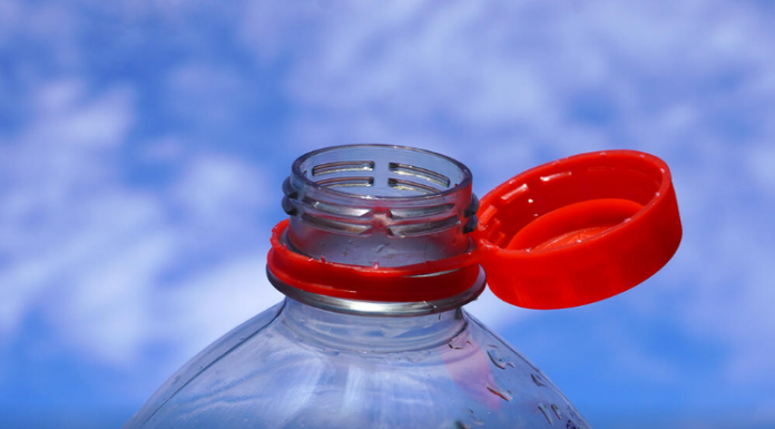 “A JA BESNA ŠTO MI ČEP UDARA U NOS” Sve vreme pogrešno otvarate NOVE FLAŠE, kad vidite ovaj GENIJALNI TRIK, oduševićete se (VIDEO)