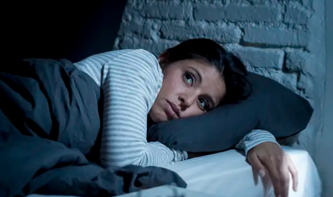 OVO BI TREBALI ZNATI SVI KOJI NOĆU NE MOGU SPAVATI: Morate probati što ovaj trik može učiniti – 2 minute i spavate!