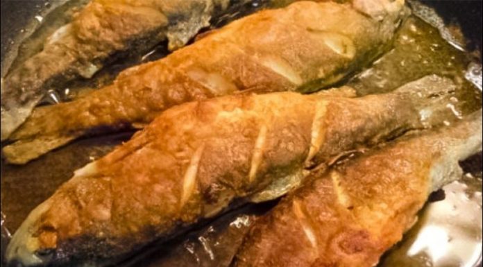 Kuhari ribu ne stavljaju u brašno, UVALJAJU JE U OVU NAMIRNICU: Ulje nikad ne prska, a ukus je bolji 10 puta