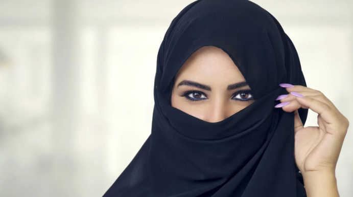 EVO ŠTA NOSE ISLAMSKE ŽENE ISPOD BURKE: Odgovor je šokirao mnoge!