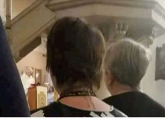 Žena je postala hit na Fejsu zbog majice u kojoj je došla na misu, morate vidjeti što je obukla