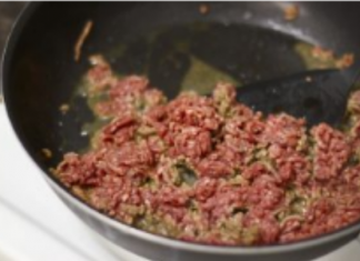 ZAŠTO SE PRVO PRŽI MLJEVENO MESO, PA SE TEK ONDA DODAJE CRNI LUK? Kuvarica otkrila tajnu, LJUDI ZINULI OD ŠOKA