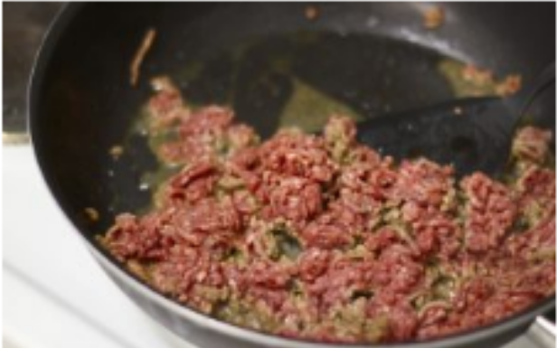 ZAŠTO SE PRVO PRŽI MLJEVENO MESO, PA SE TEK ONDA DODAJE CRNI LUK? Kuvarica otkrila tajnu, LJUDI ZINULI OD ŠOKA