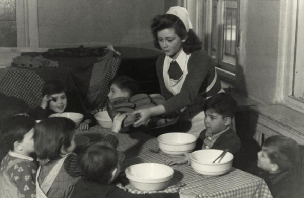 U VIHORU RATA JE ODVOJILI OD PORODICE: Nikad ih VIŠE nije videla, a onda joj devojčica u sirotištu POKAZALA SLIKU KOJA JE ZALEDILA