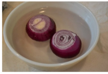 ISJECKALA JE CRNI LUK I STAVILA PORED KREVETA PREKO NOĆI! Kada se probudila, NIJE MOGLA DA VJERUJE ŠTA SE DESILO!