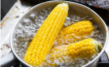 U VODU U KOJOJ KUVATE KUKURUZ OBAVEZNO DODATE OVAJ TAJNI SASTOJAK: Stara caka da svako zrno bude preslatko i meko