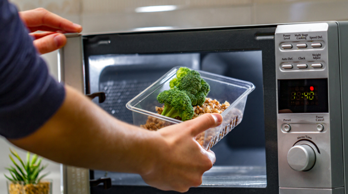 JESTE LI ZNALI DA MIKROVALNA NE SLUŽI SAMO ZA GRIJANJE HRANE: Možete je iskoristiti za ovih sedam stvari, probajte!