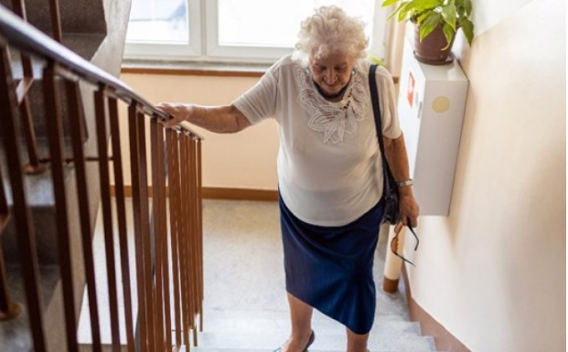 Ovaj znak upozorava na demenciju, a javlja se kada hodamo po stepenicama