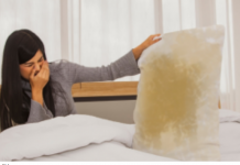 Otkrijte TRI učinkovite metode za uklanjanje tvrdokornih mrlja od znoja s jastuka i oprostite se od tih upornih žutih mrlja.