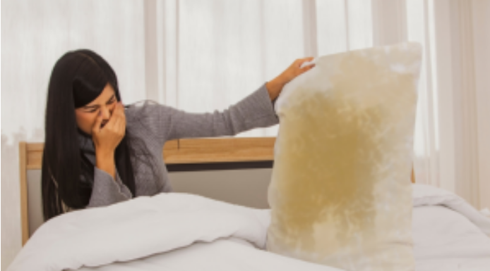 Otkrijte TRI učinkovite metode za uklanjanje tvrdokornih mrlja od znoja s jastuka i oprostite se od tih upornih žutih mrlja.