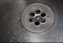 Osjećate neprijatan miris iz kupatila kada pada kiša? Samo OVO UBACITE u odvod i problem je riješen