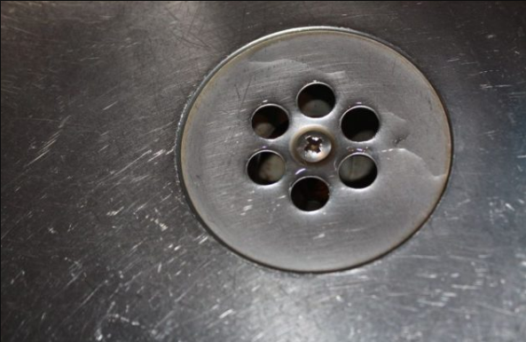 Osjećate neprijatan miris iz kupatila kada pada kiša? Samo OVO UBACITE u odvod i problem je riješen