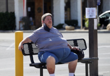 Ima čuvenu porodicu, a on postao beskućnik koji pretura po smeću i jedva preživljava: Sad sve šokirao pojavom od 160 kg