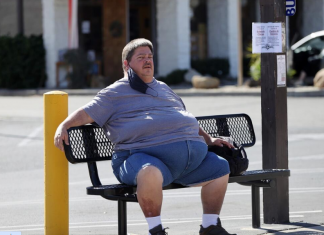 Ima čuvenu porodicu, a on postao beskućnik koji pretura po smeću i jedva preživljava: Sad sve šokirao pojavom od 160 kg