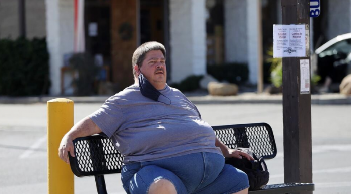 Ima čuvenu porodicu, a on postao beskućnik koji pretura po smeću i jedva preživljava: Sad sve šokirao pojavom od 160 kg