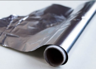 Svaki dan stavlja kuglicu od alu-folije u tašnu: Kad čujete zašto to radi – uradićete isto to odmah