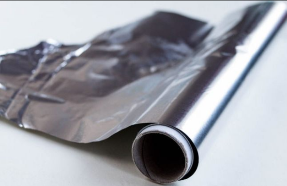 Svaki dan stavlja kuglicu od alu-folije u tašnu: Kad čujete zašto to radi – uradićete isto to odmah