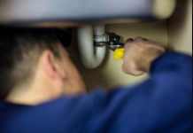 MAJSTOR OTKRIO ŠTA NIKAKO NE SMIJETE DA SIPATE U SUDOPERU: “To je pravi cement za cijev” – DOBRO OTVORITE OČI