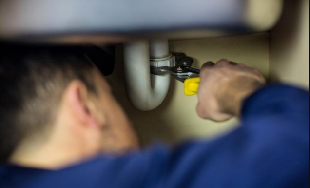 MAJSTOR OTKRIO ŠTA NIKAKO NE SMIJETE DA SIPATE U SUDOPERU: “To je pravi cement za cijev” – DOBRO OTVORITE OČI